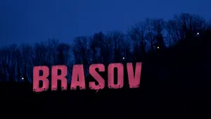 Literele de pe Tâmpa și Primăria Brașov, iluminate în roz de Ziua luptei împotriva cancerului de sân