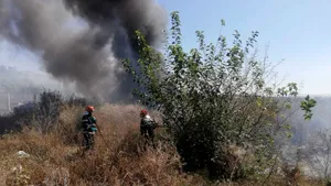 ZECI de anvelope au ars în apropierea unor case din Slatina/ Pompierii spun că focul ar fi fost pornit de mai mulţi copii