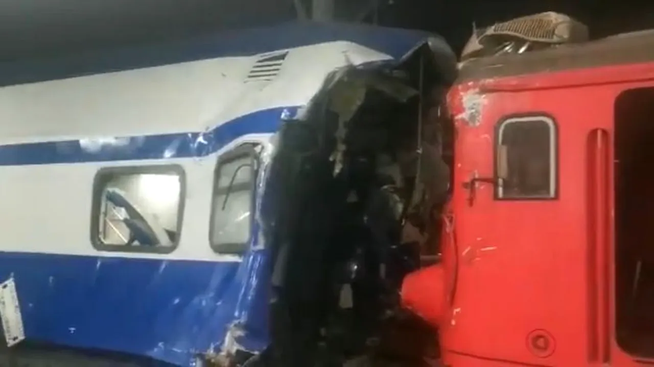 Accident feroviar la Galaţi cu mai multe victime. O locomotivă a lovit un vagon în care se aflau călători