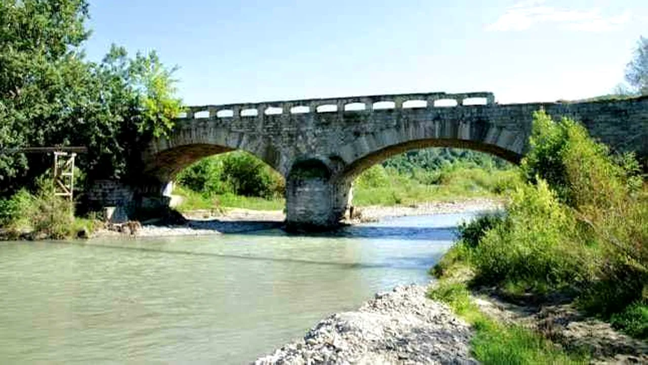 Un pod construit pe vremea lui Alexandru Ioan Cuza s-a dărâmat din cauza debitului crescut din ultimele zile a râului Doftana
