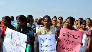 Val de critici în India, după declaraţiile unui guru care o stigmatizează pe studenta violată: Tragedia nu s-ar fi produs dacă victima ar fi căzut la picioarele atacatorilor săi - VIDEO