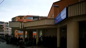 Sute de persoane cu venituri reduse din Cluj, la coadă pentru a primi pachete cu alimente gratuite | FOTO 