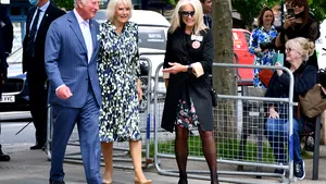 Cum arată o zi de relaxare pentru Prinţul Charles şi soţia sa. Cuplul regal, plimbare la braţ prin sudul Londrei FOTO VIDEO
