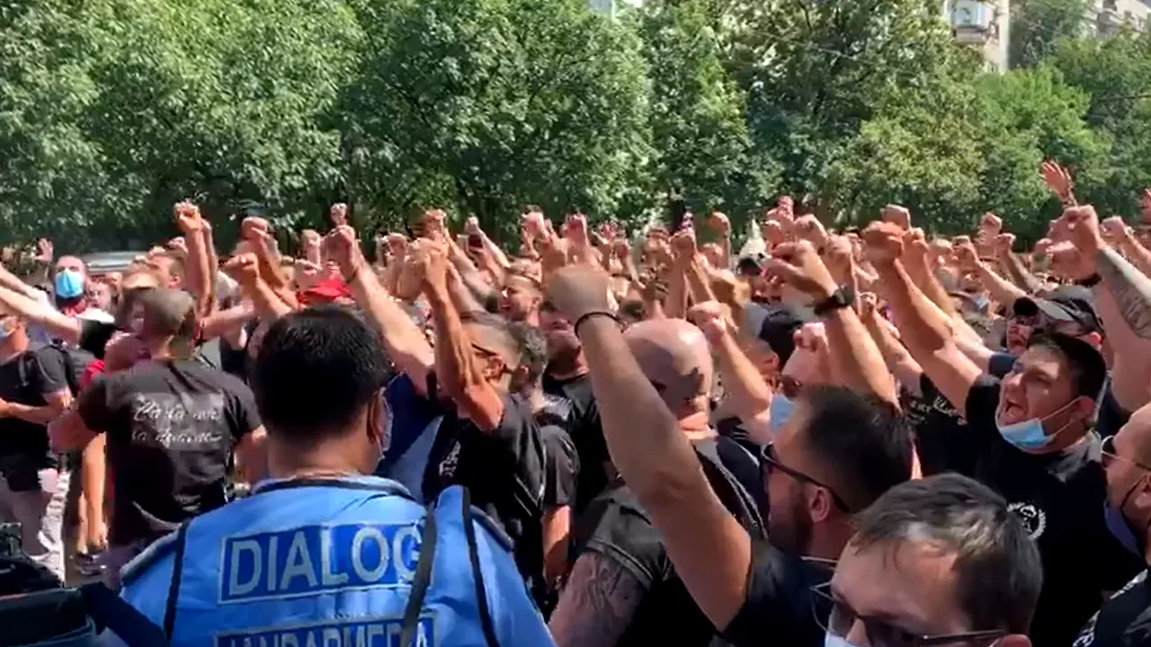 VIDEO Fanii lui Dinamo au ieşit să protesteze, salvarea poate veni de la FRF