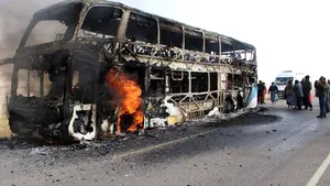 Tragedie majoră în Peru: Un autobuz cu zeci de persoane prinse înăuntru a luat foc. Oamenii nu au reuşit să se salveze