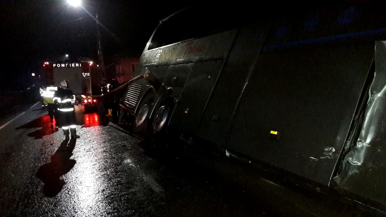 Un autocar care transporta 52 de copii şi profesorii lor, rămas în pană pe DN 76