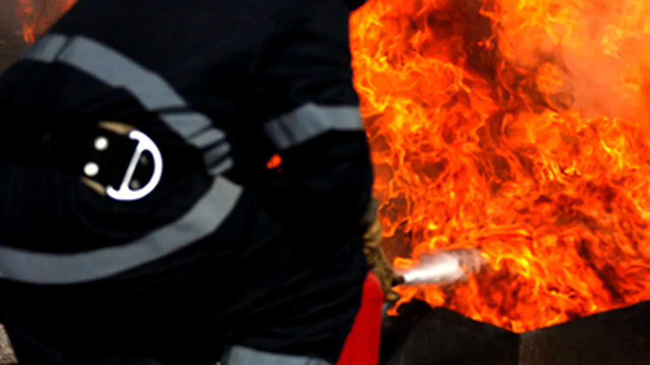 Incendiu la o casă din sectorul 2, stins după intervenţia a şase autospeciale