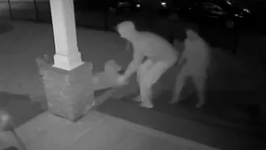 Până şi hoţii au mustrări de conştiinţă: Momentul în care doi bărbaţi returnează o statuie, cu flori şi scuzele de rigoare | VIDEO
