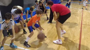 Ghiţă Mureşan, fost jucător NBA, antrenează zeci de copii în Sala Polivalentă din Cluj: 