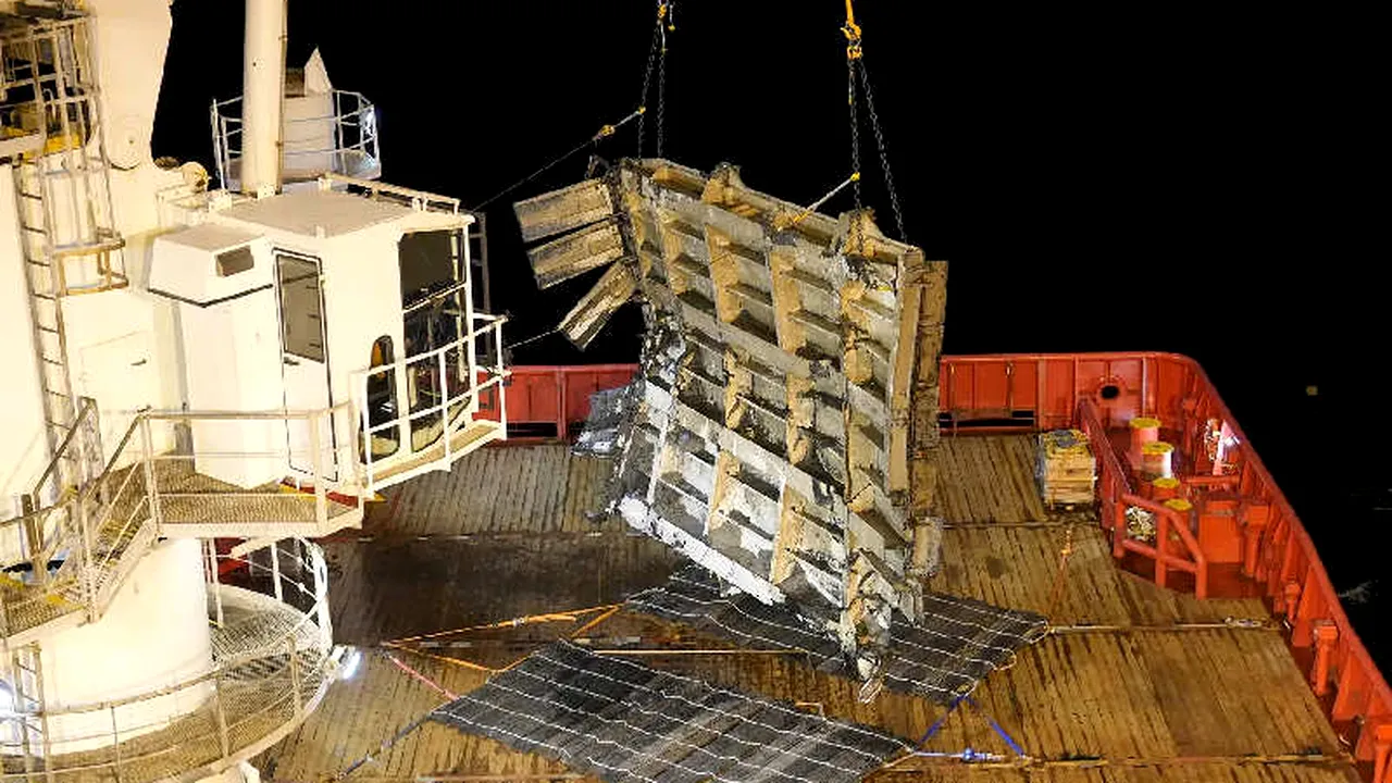 Cel mai mare naufragiu după Titanic. O parte a feribotului Estonia, scoasă din apă după 29 de ani