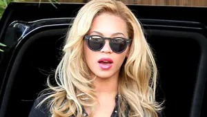 Beyonce arată ca o păpuşă Barbie, cu părul blond deschis şi pielea albă - FOTO