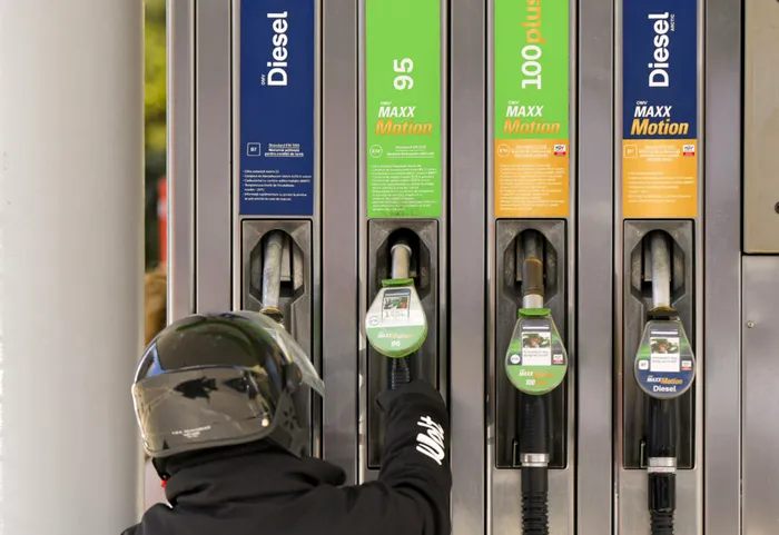 ECONOMIC Noi scumpiri la carburanți. Motorina sare de 10 lei pe litru la Petrom și Rompetrol. Guvernul pregătește o reducere temporară a accizei