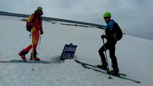 Zăpadă de zeci de metri în aprilie, pe Transalpina. Şoseaua va rămâne închisă. Avertisment pentru turişti | FOTO