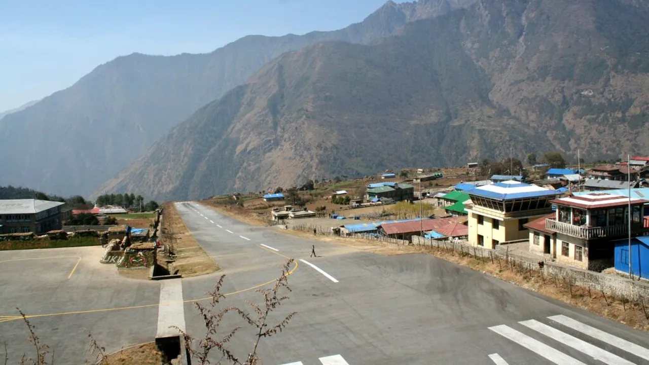 Cel mai periculos aeroport din lume. Majoritatea piloților nu pot ateriza aici. VIDEO
