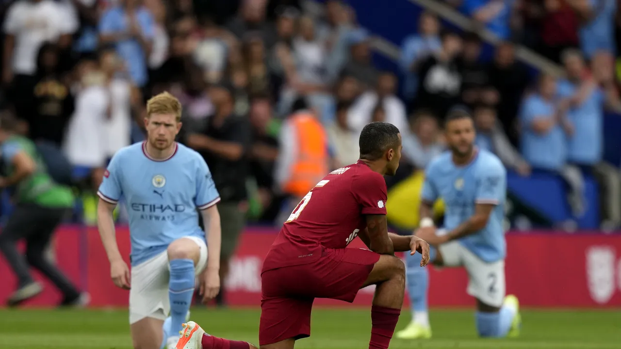 Campanie împotriva rasismului în Premier League: Jucătorii vor îngenunchea înainte de meciurile din următoarele două weekenduri