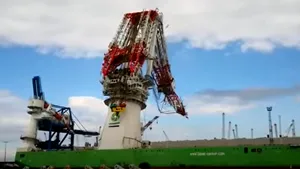 Momentul în care o macara de 5.000 de tone se prăbuşeşte fix când efectua un test de rezistenţă. VIDEO