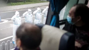 Strânsul mâinii ca salut, un obicei care poate să dispară definitiv. Cum s-a schimbat lumea în 14 zile