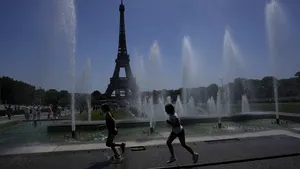 Europa de Vest se topeşte din cauza caniculei. Oficialii spun că riscul incendiilor de vegetaţie este 