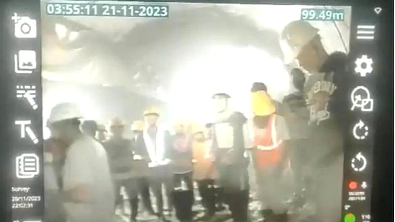 Cei 41 de muncitori blocaţi într-un tunel din Himalaya au luat legătura, pentru prima dată, cu salvatorii

