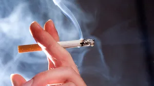 STUDIU: Fumatul poate provoca apariţia schizofreniei 