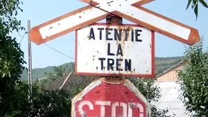 Bihor: O femeie a fost rănită după ce maşina în care se afla a fost lovită de tren