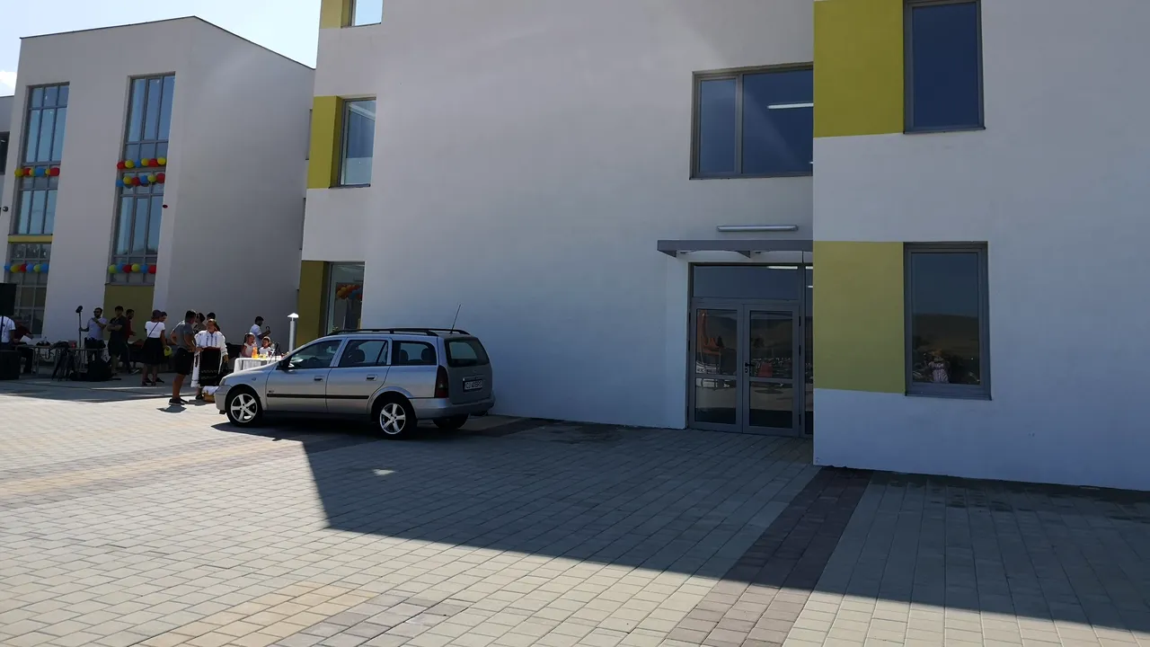 Mii de elevi din Bistriţa încep şcoala în şantiere 