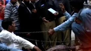 Doi tineri care tocmai se căsătoriseră au fost decapitaţi de rudele miresei, în Pakistan - VIDEO