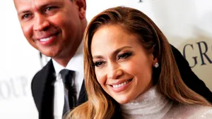 Impresionaţi de cazul unui copil sărman, Jennifer Lopez şi logodnicul ei cumpără mâncare pentru o şcoală, timp de un an