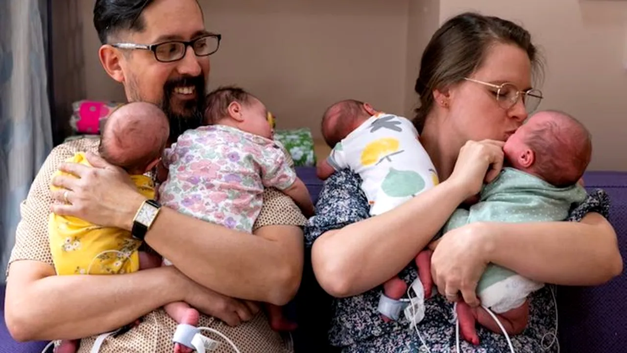 O mamă a născut patru fetiţe identice - un fenomen care apare o dată la 11 milioane de sarcini