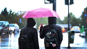 Vremea în Bucureşti: Meteorologii anunţă vânt puternic şi ploi torenţiale, cu descărcări electrice