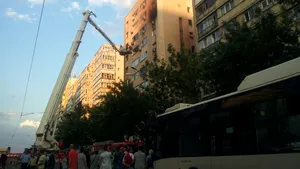 INCENDIU într-un bloc din Capitală: Un copil şi un adult au fost duşi la spital - FOTO