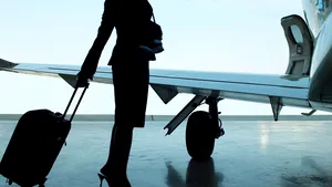 Stewardesa care a supravieţuit după ce s-a ARUNCAT din avion. A căzut de la 10.000 de metri înălţime, fără paraşută