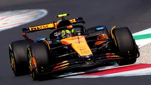 Formula 1: Rivalii la titlu Piastri și Norris încearcă să asigure titlul echipelor pentru McLaren
