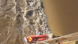 Barcă răsturnată în râul Olt: Un bărbat a fost salvat de pompieri şi alpinişti | FOTO