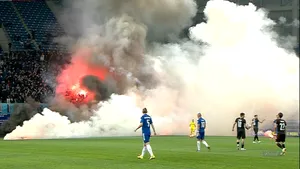 Derby-ul Olteniei a fost întrerupt în minutul 11, din cauza fumigenelor aruncate în teren