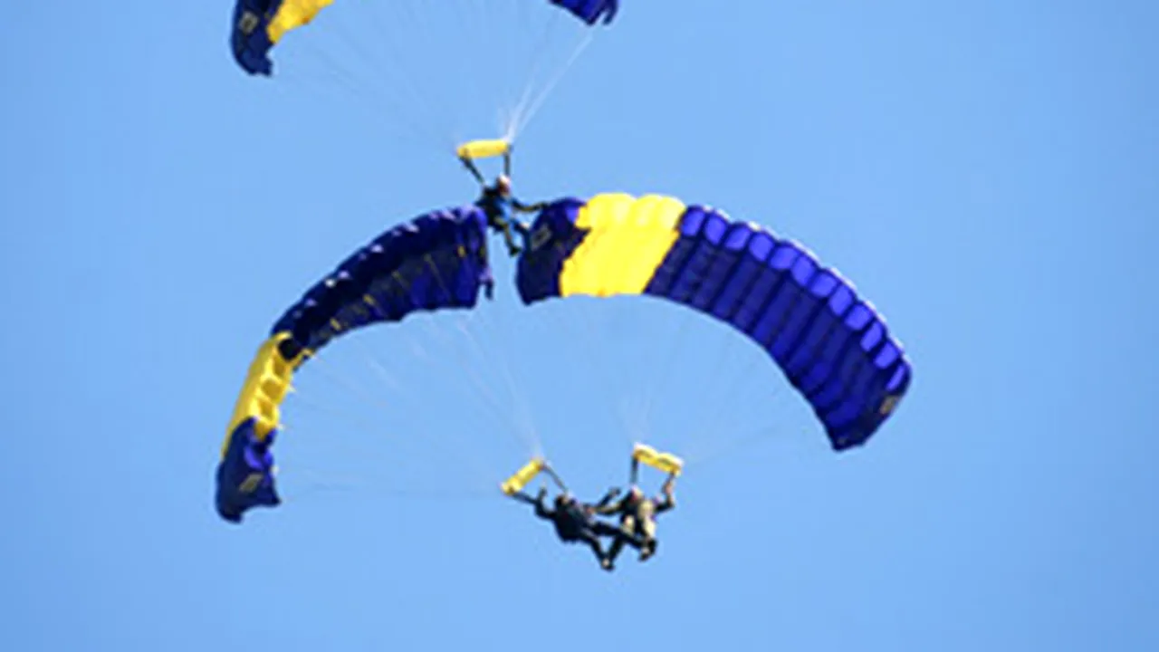 Trei paraşutişti, răniţi în timpul festivităţilor dedicate Zilei Marinei Române