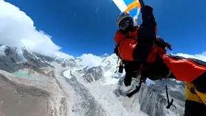 Cea mai rapidă coborâre de pe Everest. Prima persoană care a zburat cu parapanta de pe cel mai înalt vârf din lume a intrat în cărţile de istorie