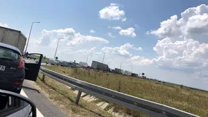 Accident grav în Timiş: Cinci persoane au fost rănite după ce o ambulanţă care transporta un pacient s-a ciocnit violent cu o maşină | FOTO