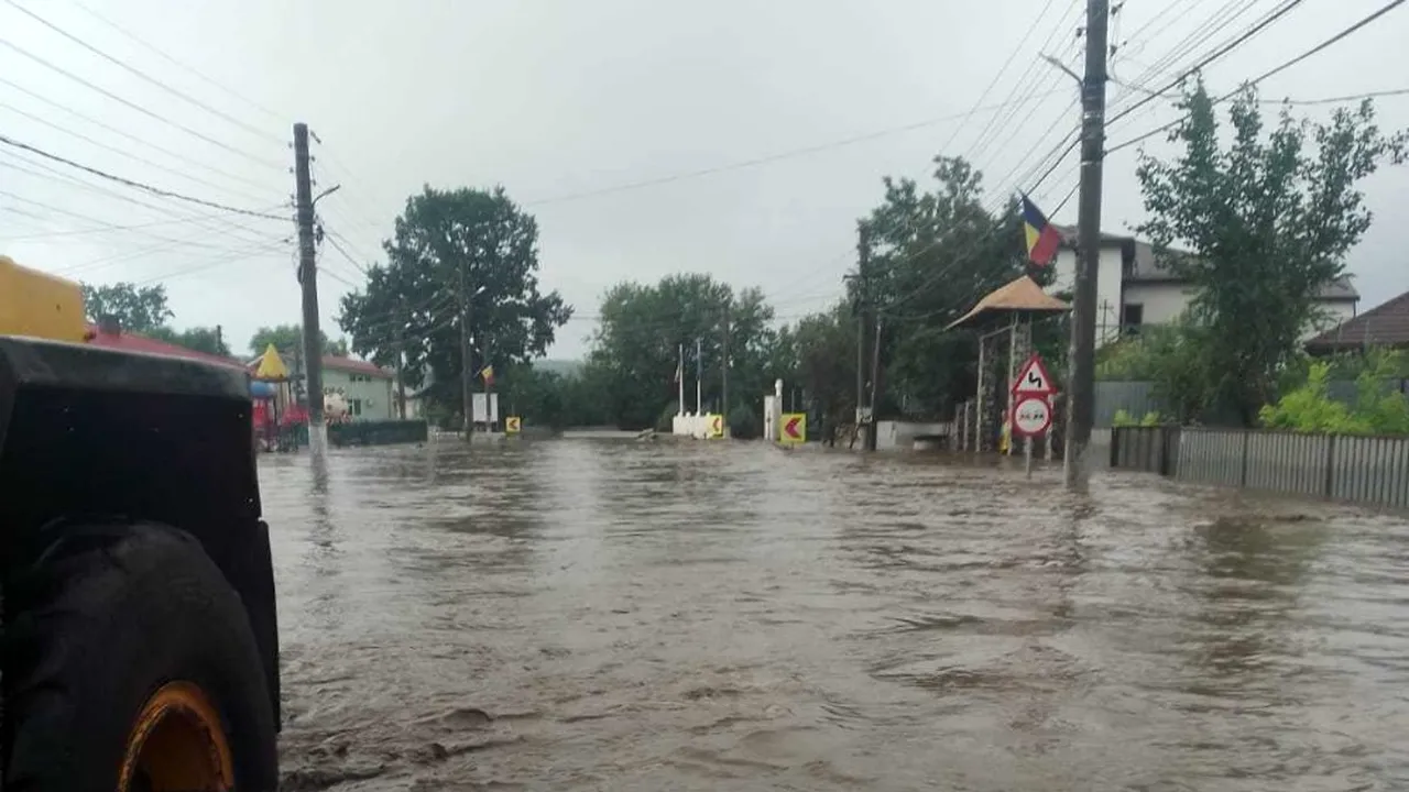 Salvatorii intervin în Galaţi, Vaslui şi Bacău. În Galaţi sunt 5.000 de gospodării distruse de ape
