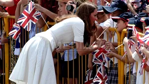 Posibil scandal între Italia şi Marea Britanie: O revistă italiană ce îi aparţine lui Berlusconi a publicat imaginile cu ducesa de Cambrige topless