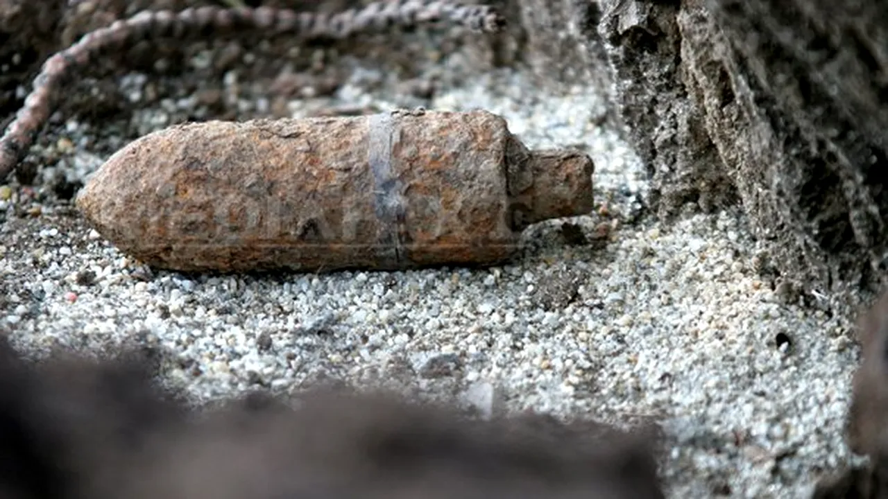 Proiectil descoperit în Bucureşti, într-unul dintre cele mai populare cartiere. UPDATE: Obuzul a fost ridicat de IGSU. Pirotehnist: Dacă era lovit, putea exploda