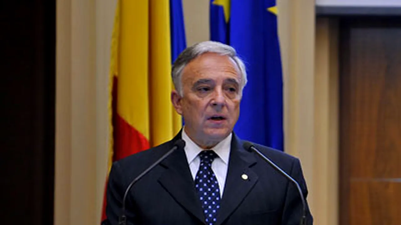 Isărescu cere pentru prima dată bancherilor să reducă substanţial dobânzile la credite