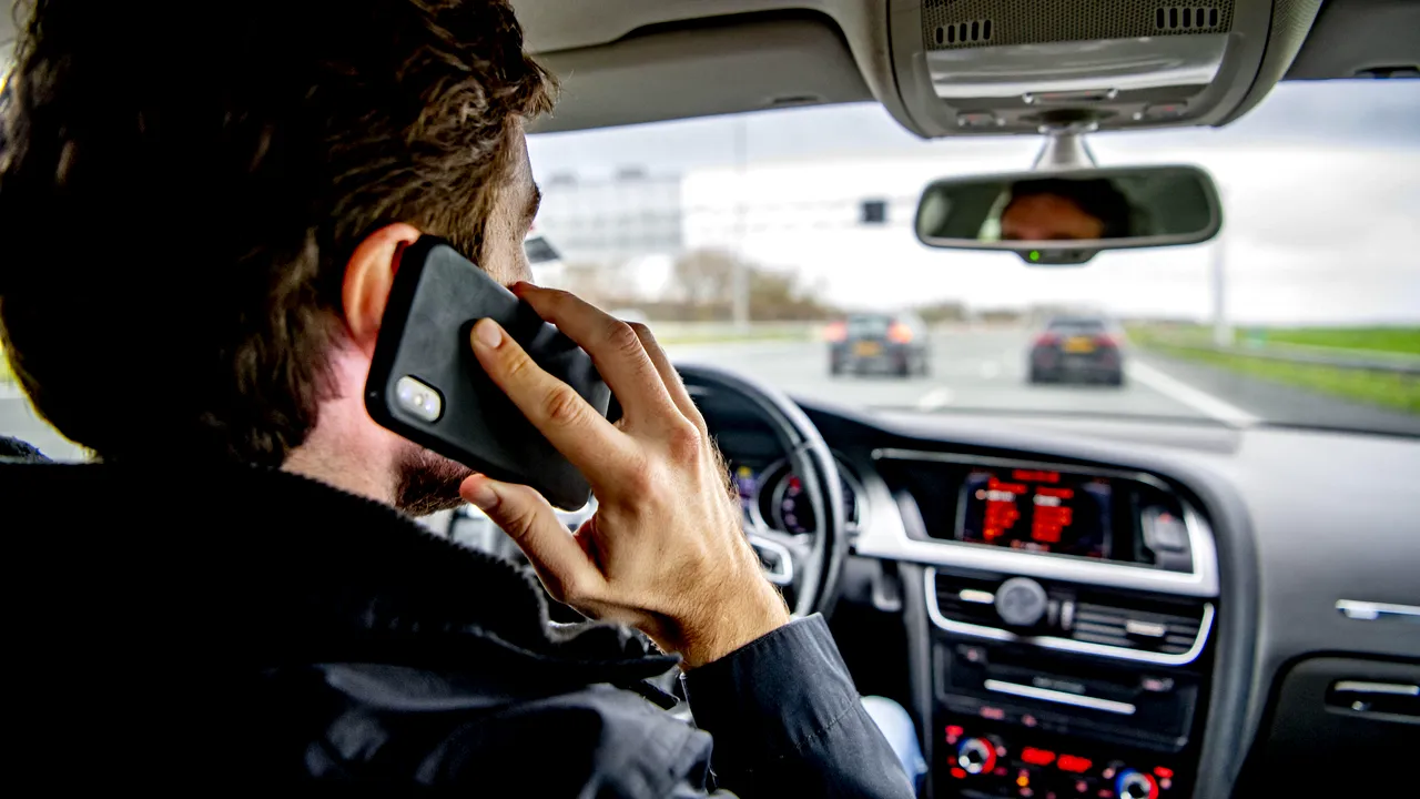 Vânzători de telefoane second-hand, înşelaţi de trei bucureşteni. Cum procedau clienţii necinstiţi