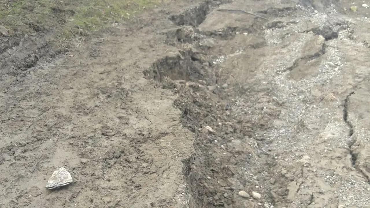 Peste 20 de gospodării din Prahova, izolate din cauza unei alunecări de teren