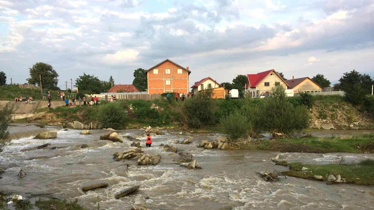 O fetiţă de 3 ani, căutată de pompieri după ce ar fi căzut în râul Cracău, din Neamţ