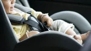 Cine sunt părinţii fetiţei încuiate în maşină în Mamaia. Primarul comunei în care trăieşte familia: O fi vreo greşeală, o neatenţie