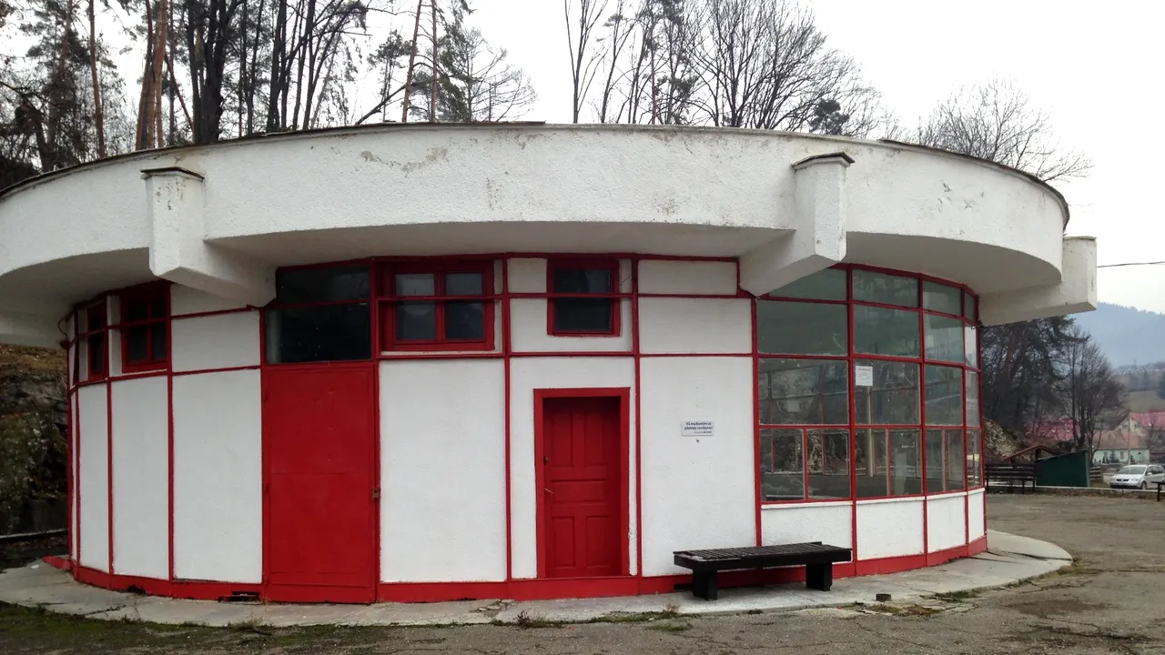 Staţiunea Sîngeorz-Băi, renumită pentru apele cu proprietăţi terapeutice, precum cele din Franţa, aproape o ruină. 