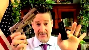 Un deputatul american şi-a expus armele în timpul unei dezbateri din Congres: La mine acasă fac ce vreau