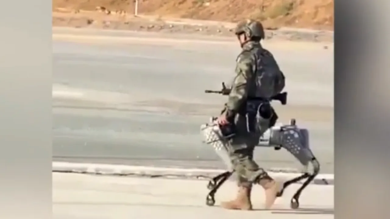 Exerciţii militare cu câini-roboţi progamaţi de chinezi să ucidă 