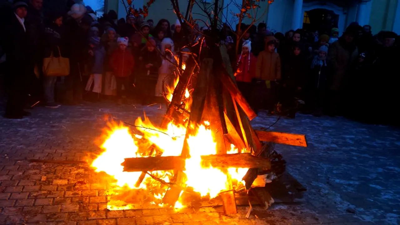 Tradiţii şi obiceiuri cu ocazia Crăciunului pe rit vechi. Sârbii din Arad au aprins stejarul în Ajunul Crăciunului: ”Focul care merge către Cer purifică”